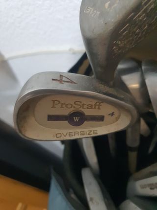 Palos de golf antiguos con bolsa