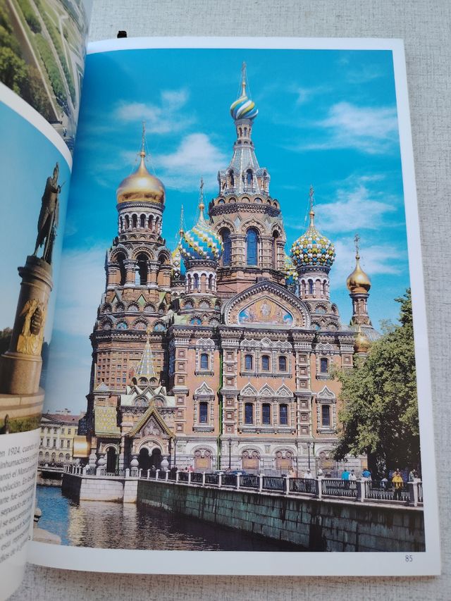 San Petersburgo y sus alrededores. Ediciones arte.