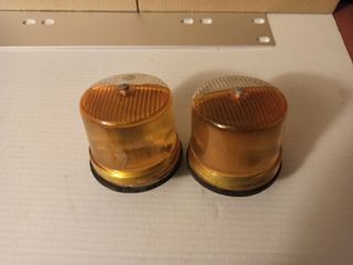 Pilotos con intermitente y luz de posición.