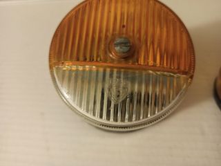 Pilotos con intermitente y luz de posición.