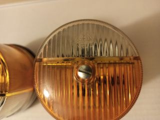 Pilotos con intermitente y luz de posición.