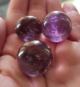 Piccola sfera in ametista cristalli minerali