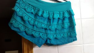 Pantalon corto con puntilla