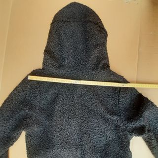 Cappotto nero con cappuccio