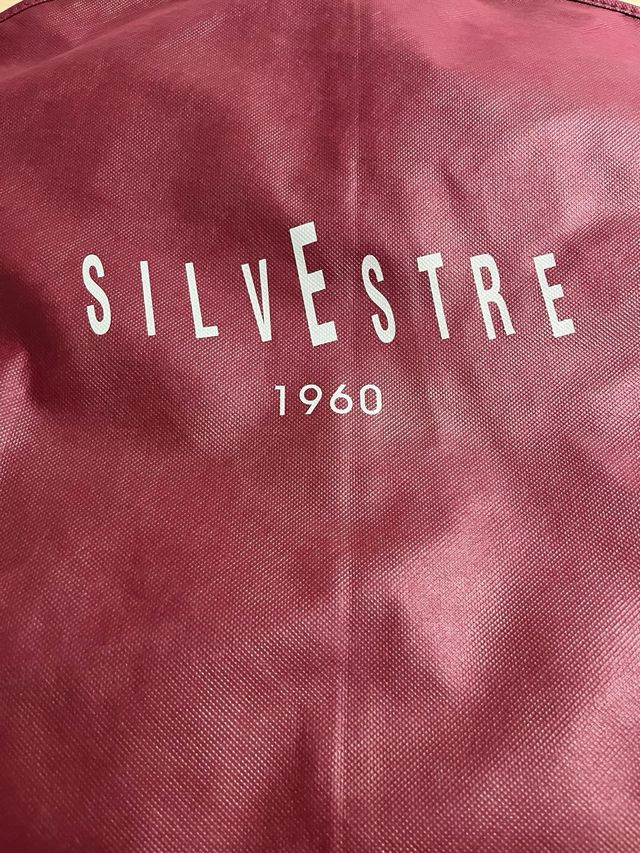 Traje marrón con rayas