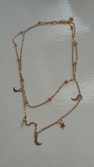 Gargantilla dorada lunas y estrellas
