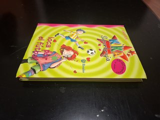 Kika Superbruja, loca por el fútbol (Kika superbruja / Kika super witch) (Spanish Edition)