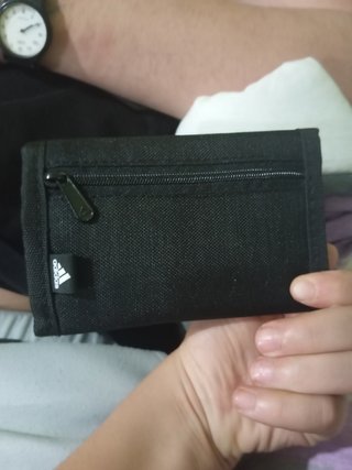 Una cartera adidas