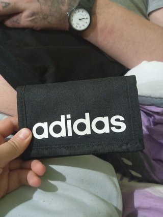 Una cartera adidas