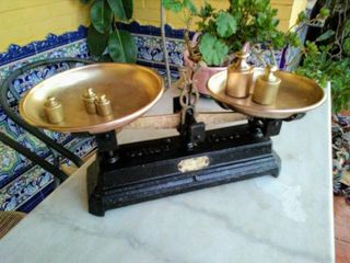 Balanza antigua y pesas o ponderales de metal