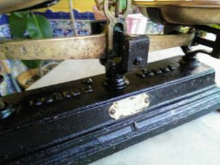 Balanza antigua y pesas o ponderales de metal