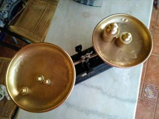 Balanza antigua y pesas o ponderales de metal