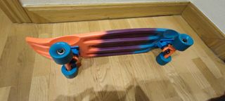 Monopatín decathlon multi colores.