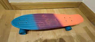 Monopatín decathlon multi colores.