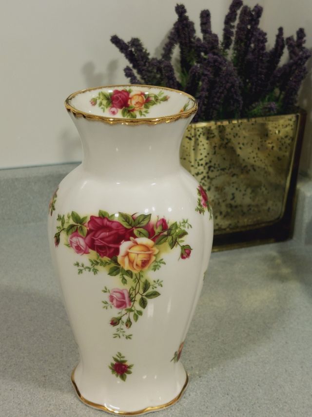 Figura porcelana, jarrón Royal Albert