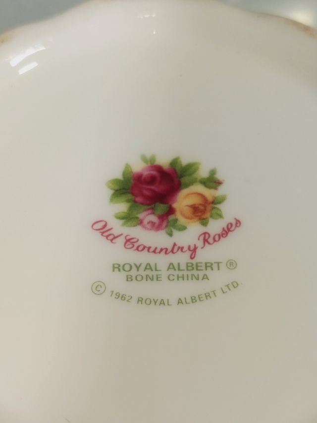 Figura porcelana, jarrón Royal Albert