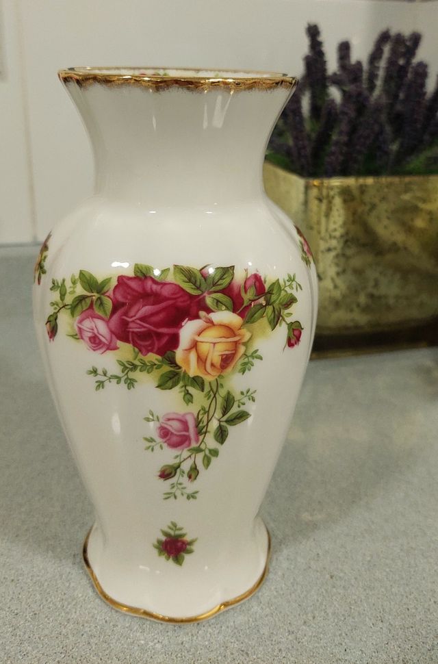 Figura porcelana, jarrón Royal Albert