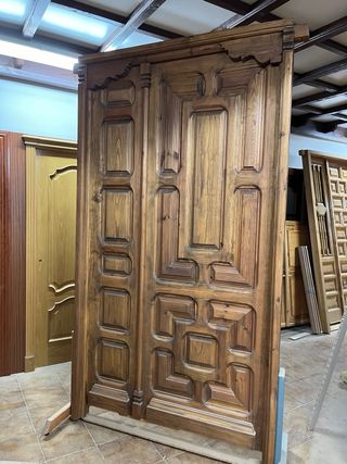 Puerta de calle de madera