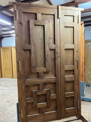 Puerta de calle de madera