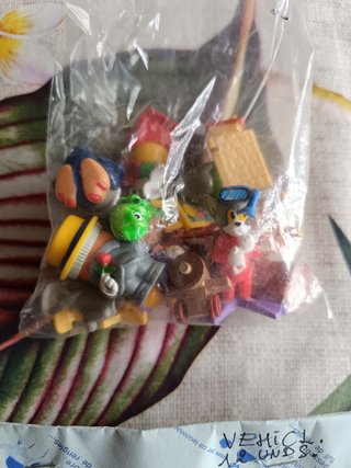 Brinquedos Kinder alguns ainda fechados + de 100