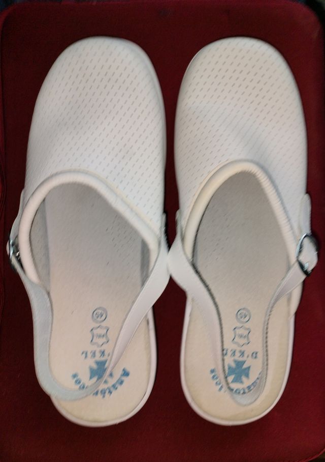 Zuecos anatómicos sanitarios de piel SIN ESTRENAR