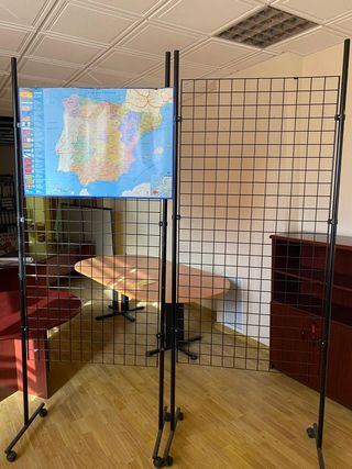 Expositor de metal con ruedas