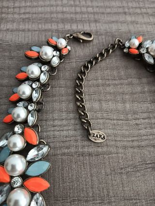 Gargantilla de piedras y perlas