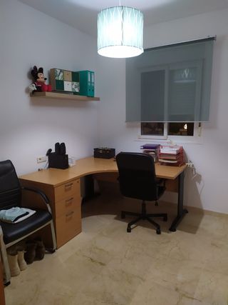 Mesa oficina. Un ala mide 1,60 y el otro 1,20.