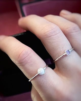 Anillo Tous de plata y piedra howlita blanca