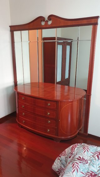 cama de 135cm, mesitas y aparador