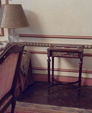 Mesa vitrina expositor siglo XIX .