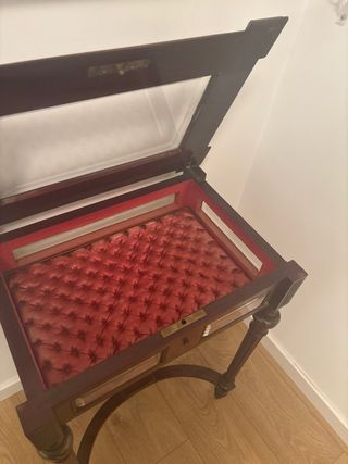 Mesa vitrina expositor siglo XIX .