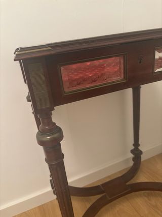 Mesa vitrina expositor siglo XIX .