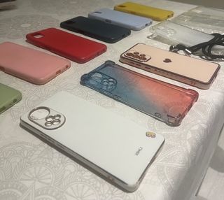 Lotto 13 custodie per cellulari di varie marche