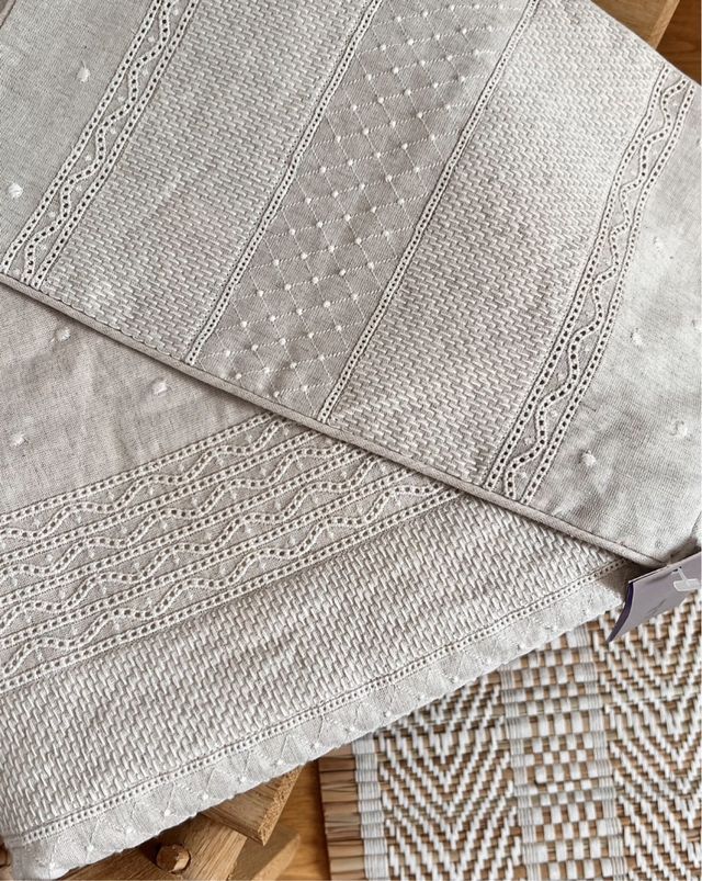 Manta decorada y cojin de lino Zara Home New born