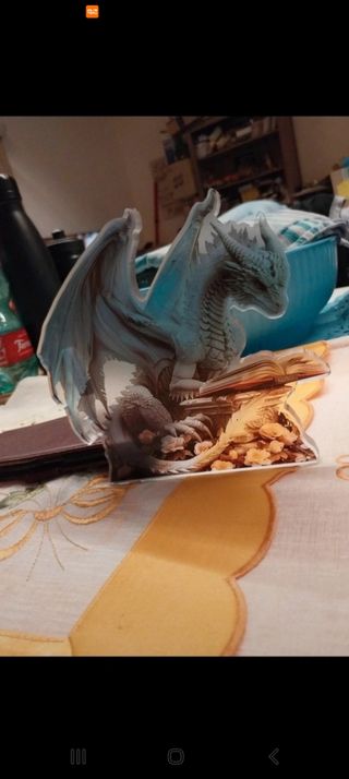 Decorazione Drago libro e fiori stupendo