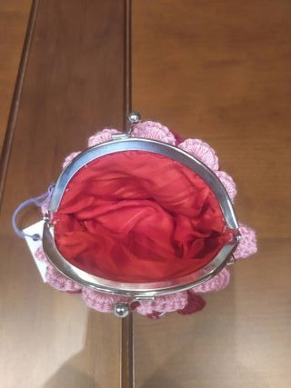 monedero de chapas rosa y rojo