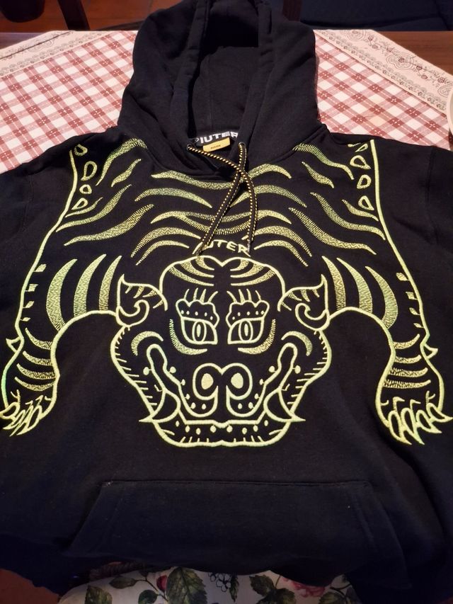 Felpa nera con disegno davanti