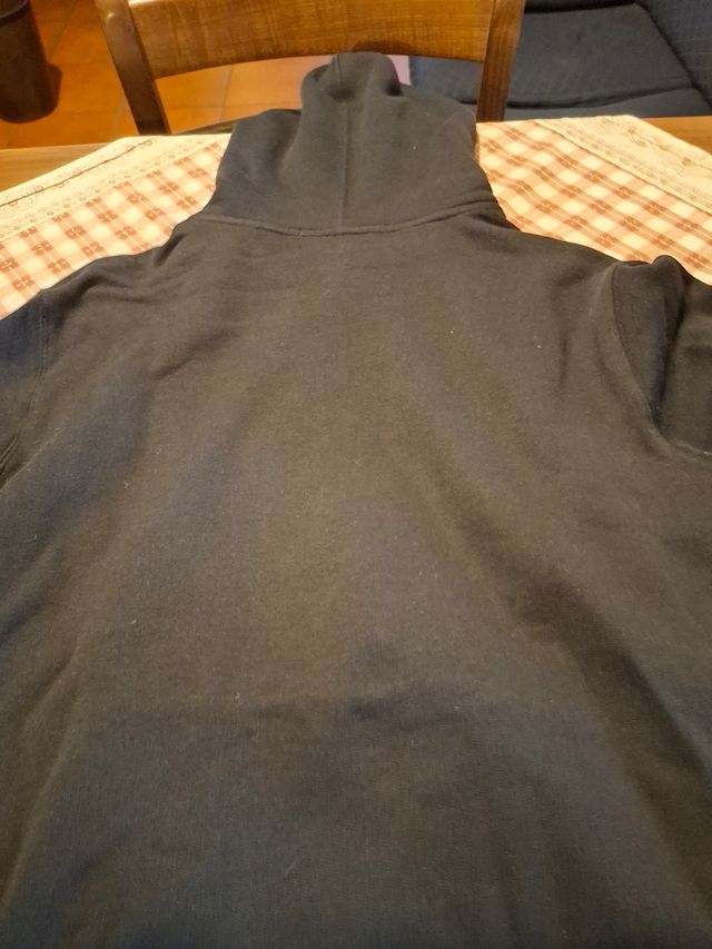 Felpa nera con disegno davanti