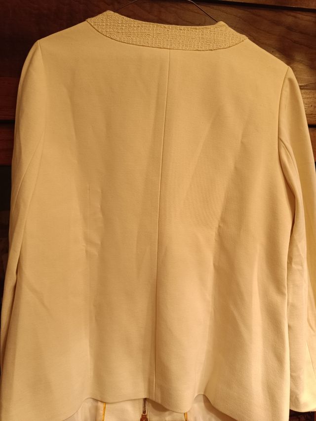 Chaqueta,con estilo,color crema ni