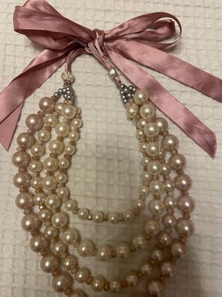 Collar perlas ( bisuteria ) con lazada .