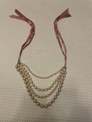 Collar perlas ( bisuteria ) con lazada .
