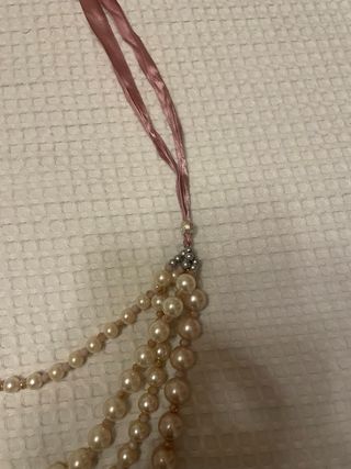 Collar perlas ( bisuteria ) con lazada .