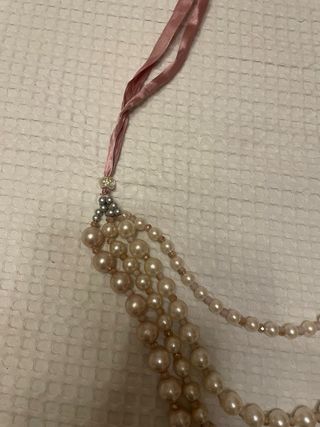 Collar perlas ( bisuteria ) con lazada .