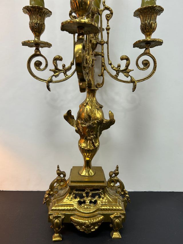 Pareja de candelabros de bronce dorado