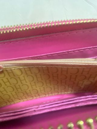 Cartera de marca Carolina Herrera.