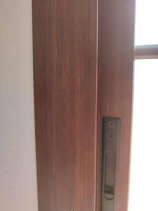 Ventana de aluminio color madera