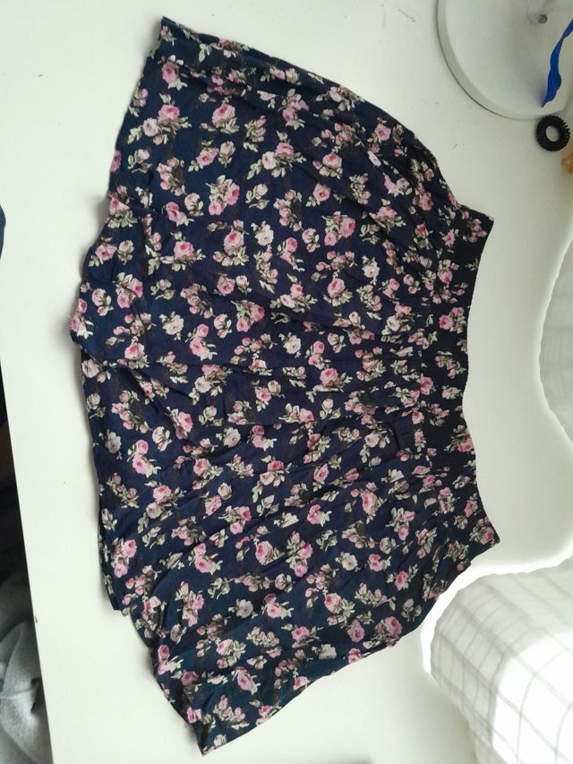 Falda azul con flores