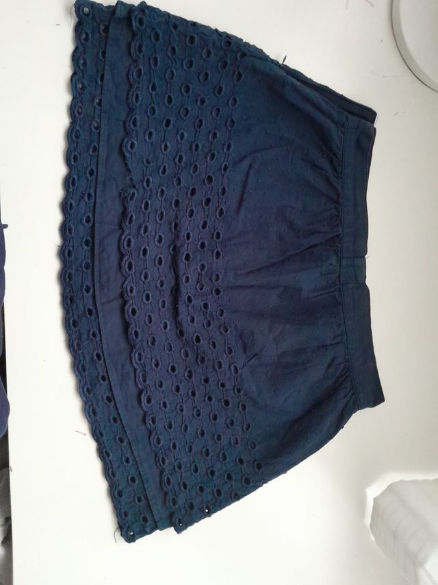 Falda azul marino con bordado