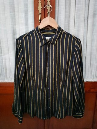 Camisa negra con rayas en color oro